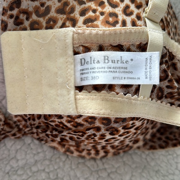 This is used in great condition. Delta Burke bra size 38D - Picture 2 of 2